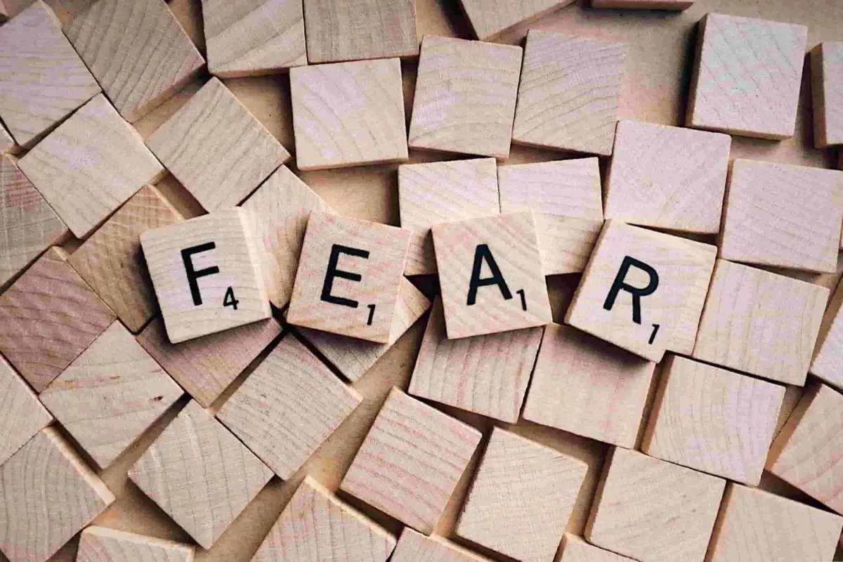 ความกลัวคืออะไร? เกิดจากอะไร? เราจะเอาชนะความกลัวได้อย่างไร?